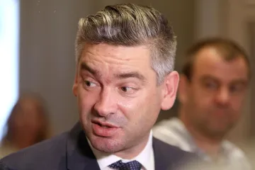 Rotacija IDS-ovaca, Daus mijenja Miletića