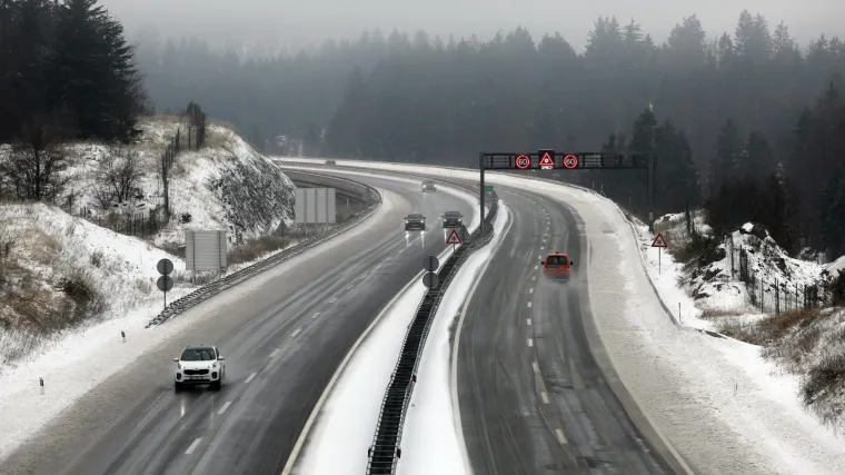 Dio prometnica zatvoren, bura otežava situaciju