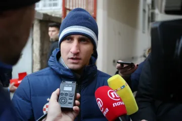 IGRAČI DINAMA POSJETILI SU PUČKU KUHINJU I POKAZALI VELIKO SRCE: Podijelili su čokolade i razveselili prisutne