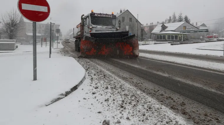 Snijeg obustavio promet i izazvao pote&scaron;koće na cestama u Hercegovini