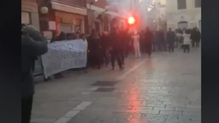 Na zgradu suda objesili transparent; 'Žrtve pate, a i nama je dosta'