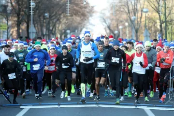 Više od 2.500 kostimiranih trkača i hodača sudjelovalo u Zagreb Advent Runu