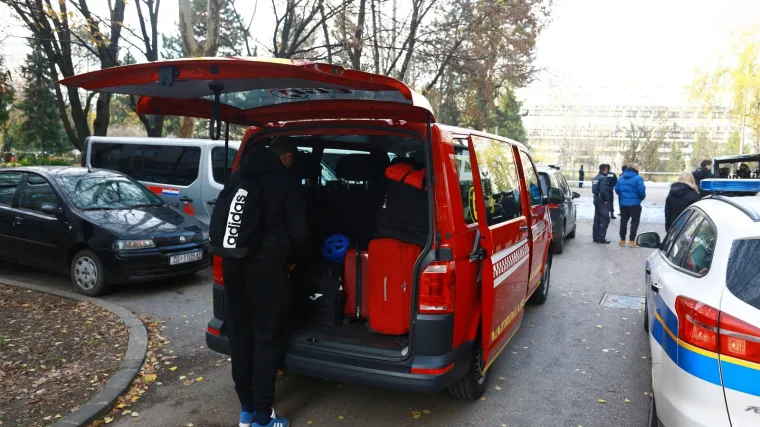 U ZAGREBU ZAPALJENA DVA KOMBIJA &Scaron;IBENSKIH REGISTRACIJA: Prevozili su djecu na turnir