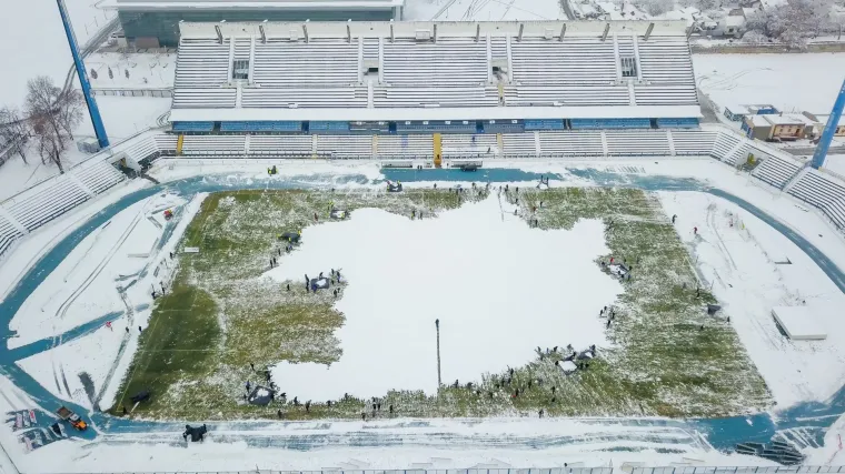FOTO Nevjerojatna akcija Kohorte: Navijači i volonteri ustali u zoru i očistili snijeg na stadionu