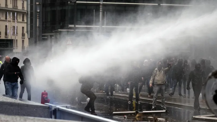 Kaos u Bruxellesu: Prosvjednici čupali prometne znakove, policija uzvratila vodenim topovima