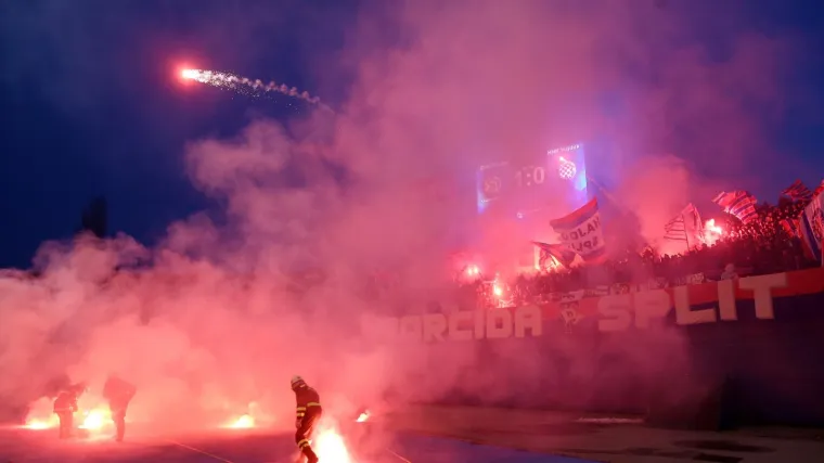 Neredi na derbiju: Masovna tučnjava policije i navijača prije utakmice, privedeno 20 osoba