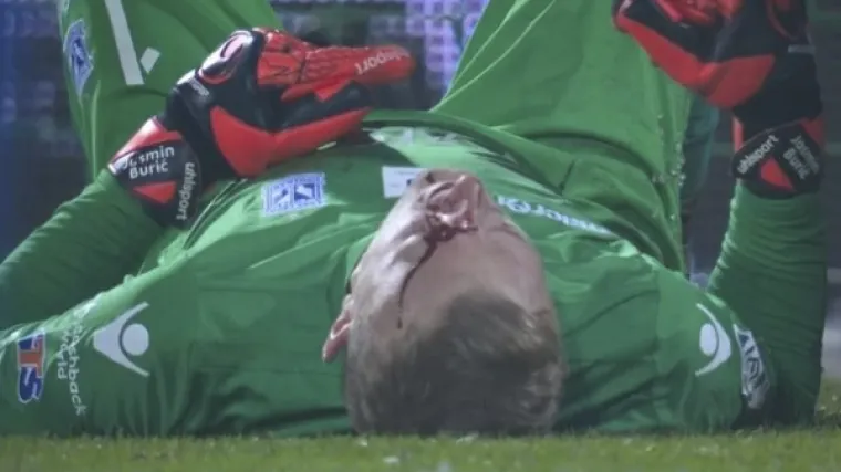 Krvavog ga iznijeli na nosilima s terena