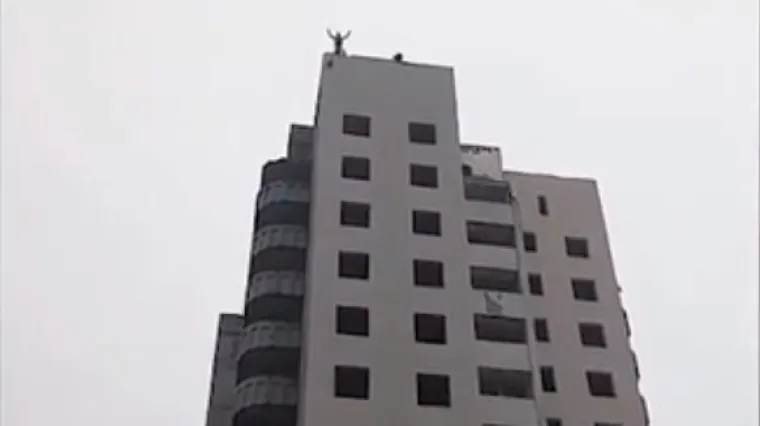 VIDEO Tinejdžer izradio padobran, skočio sa zgrade i poginuo