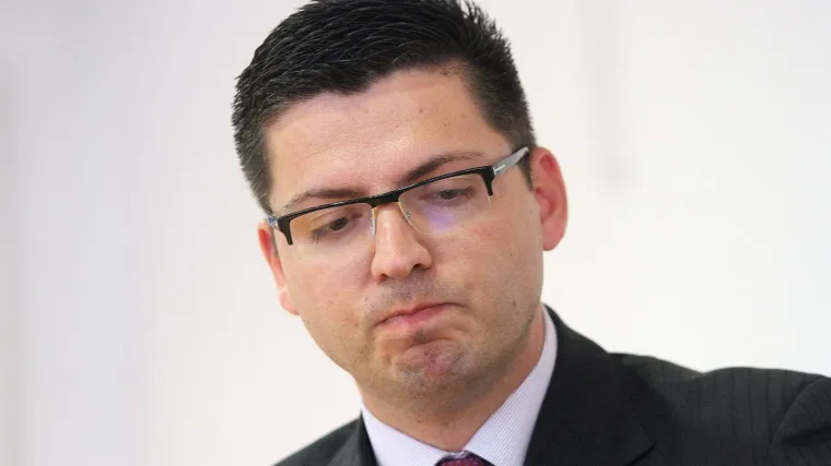 Sam sebi isplatio 1,47 milijuna kuna bonusa, krivotvorio diplomu