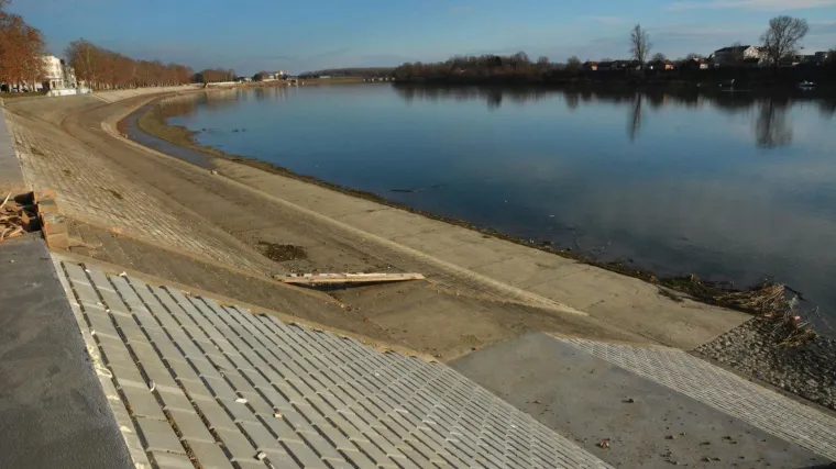 Pao je zbog nedostatka betonskih kockica i slomio ruku