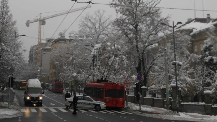 Evakuirani stanari: Prijeti opasnost od ru&scaron;enja krana te&scaron;kog 50 tona