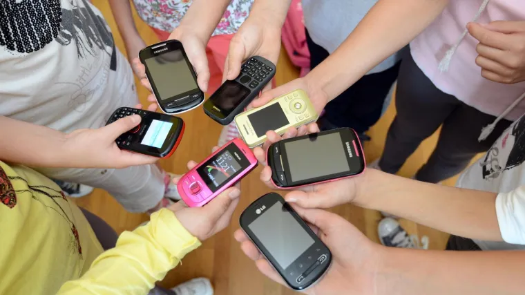 I učenici će na ulice: Prijete prosvjedom zbog ukidanja mobitela u &scaron;kolama