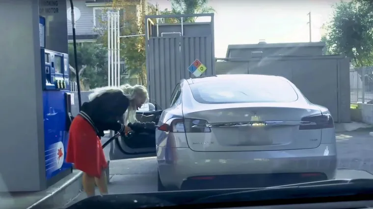 Plavu&scaron;a u Tesli poku&scaron;ava na benzinskoj natočiti gorivo!