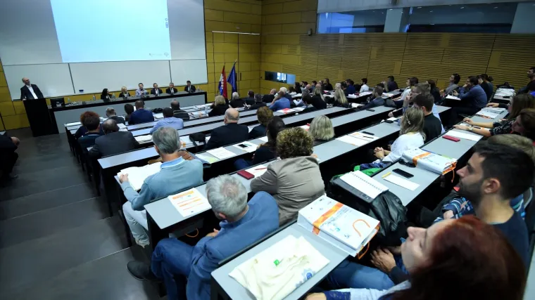 'Ispit je u četvrtak, ali nema klupa pa si ponesite neku čvrstu podlogu'