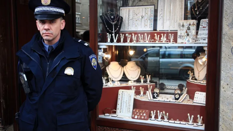 Uhićen i 17-godi&scaron;njak koji je prijetio pi&scaron;toljem