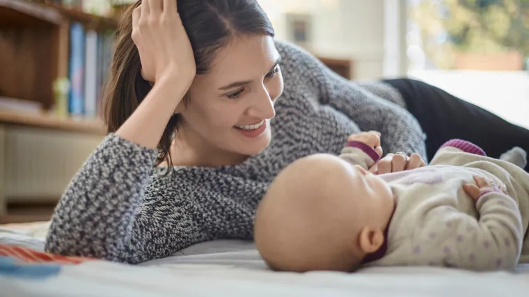 Dodir koji liječi: nježno glađenje bebe ublažava joj bol