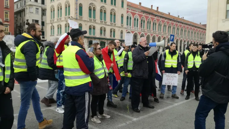 U Francuskoj se i dalje gine: Slaba&scaron;an odaziv 'žutih prsluka' na prosvjedima u Puli i Splitu