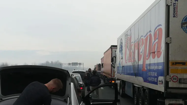 Velike gužve na cestama, vozači oprez: Ima nesreća, na granicama kilometarske kolone