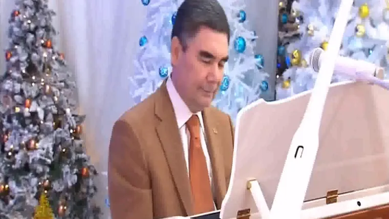 Hrvatska predsjednica voli pjevati, no turkmenistanski predsjednik snimio je svoju božićnu pjesmu