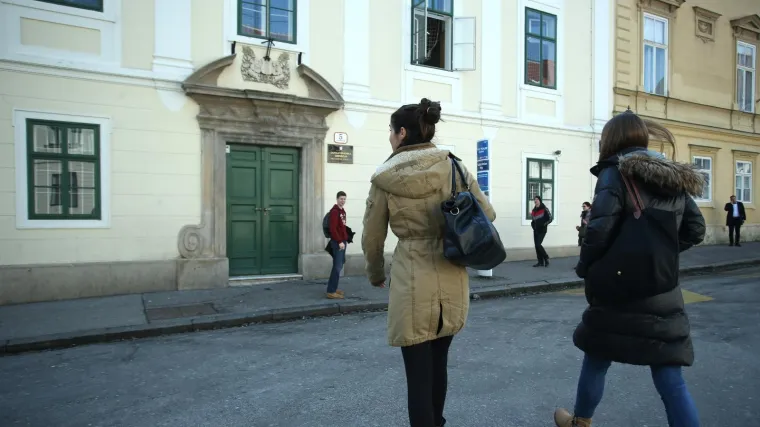 Profesori očajni zbog učenice: 'Ima 700 sati izostanaka, pala je tri predmeta, ali 'ne može' pasti razred'