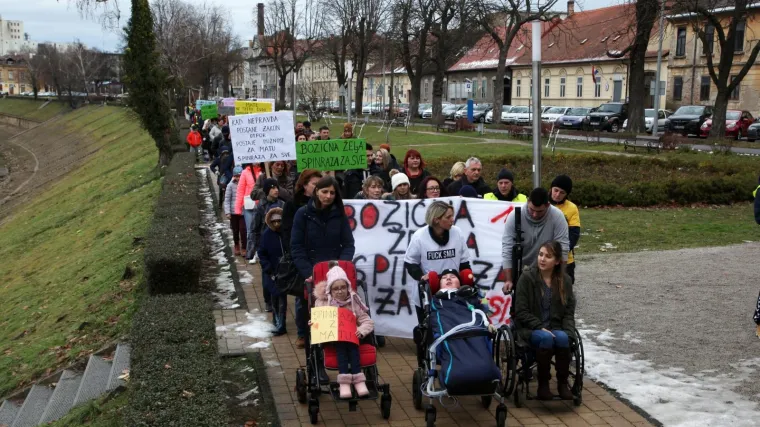 Si&scaron;čani s prosvjeda poručili Kujundžiću: 'Za malog Matu i mnoge druge vi&scaron;e nema vremena!'