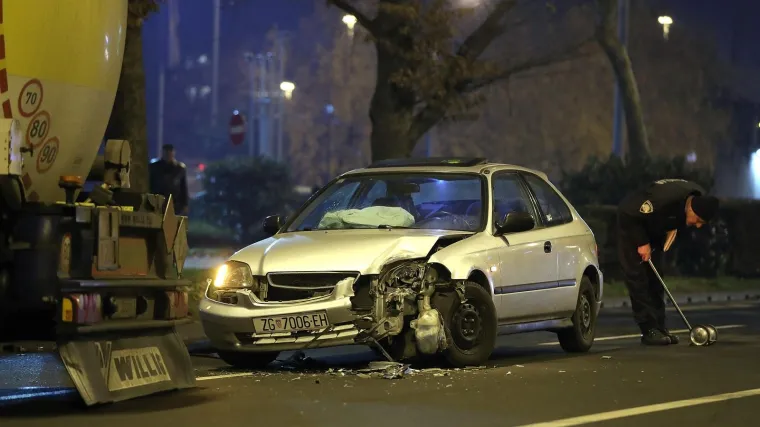 Autom se zabio u cisternu koja je baš ulazila na benzinsku