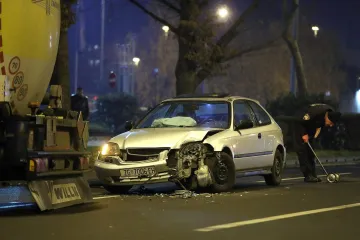 Autom se zabio u cisternu koja je baš ulazila na benzinsku