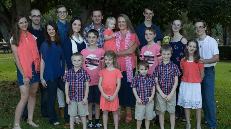 Najveća australska obitelj: majka 16-ero djece otkrila kako uspijeva kupiti poklone i spremiti božićnu večeru