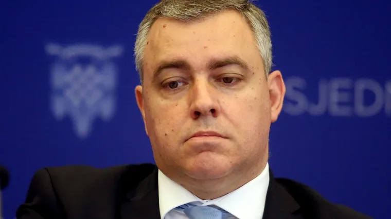 Savjetnik predsjednice je smijenjen, no jo&scaron; &scaron;est mjeseci dobivat će 18.000 kuna