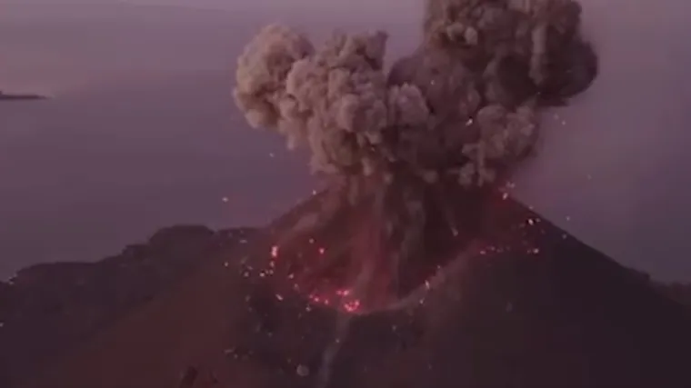 Razorni vulkan je ponovno erumpirao, stanovnici upozoreni da izbjegavaju obalu