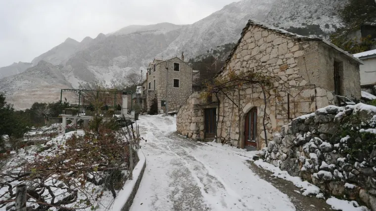 Snijeg na planinama, noćas će biti orkanskih udara bure preko 120 km/h
