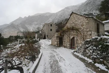 Snijeg na planinama, noćas će biti orkanskih udara bure preko 120 km/h
