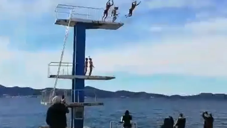 VIDEO &Scaron;estorica veličanstvenih božićno jutro obilježili su skokom s desetke na buri