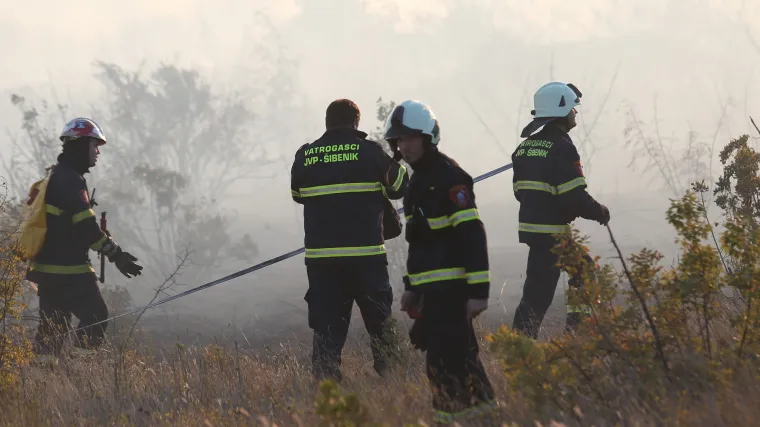 Požar kod &Scaron;ibenika: U ga&scaron;enju pomažu i protupožarne zračne snage MORH-a
