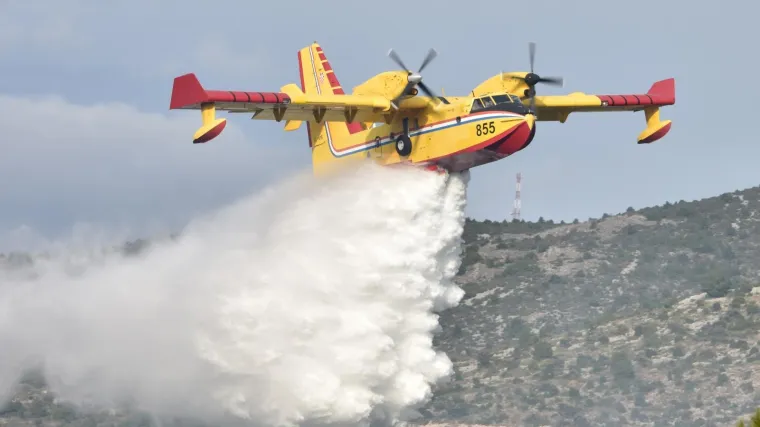 Vatrogasci na terenu, pomažu i kanader i air tractor