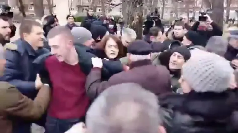 Građani sru&scaron;ili policajca na pod i nasrnuli na njega