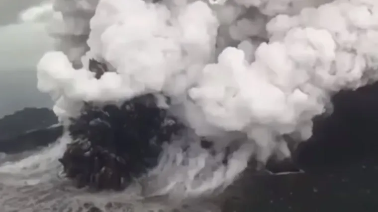 Anak Krakatau snažno tutnji, a nebo je prekrio pepelom