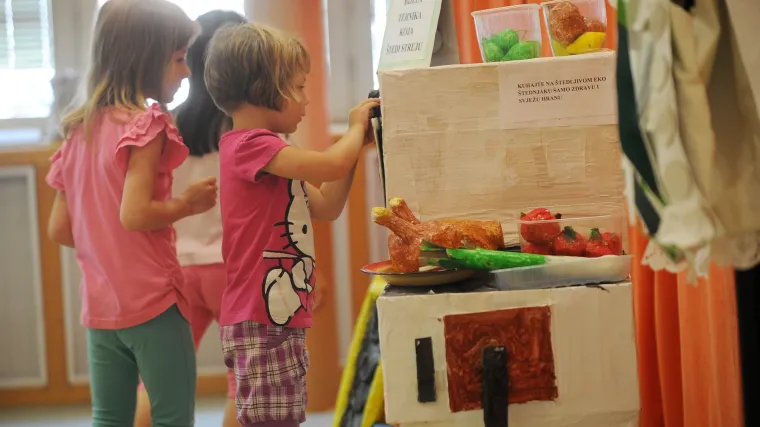 Vlada mi&scaron;ljenje da je ovo ženski posao, no njih klinci obožavaju: 'Zovu nas teta, tata ili deda'