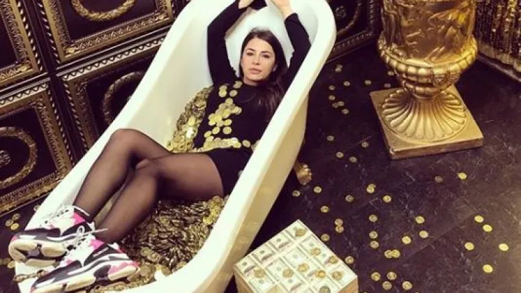Fanovi luduju: 'U &scaron;ampanjcu da se kupam, da ti zlatnu WC &scaron;olju slupam'