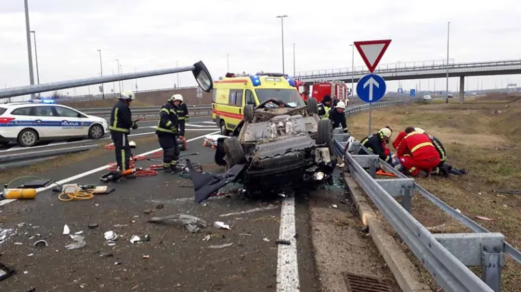 Sru&scaron;io stup pa se prevrnuo na krov: Vozač ostao zarobljen u autu, izvlačili ga vatrogasci