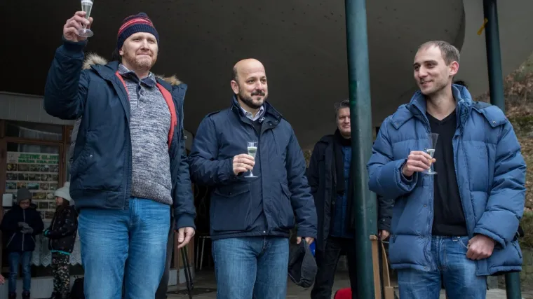 ŠAMPANJCEM PROSLAVLJENO OTVARANJE ZAGREBAČKE ŽIČARE: SDP-e podsjetio na obećanje Milana Bandića