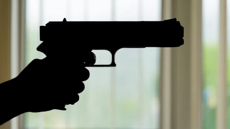 Pljačka u Primo&scaron;tenu: Uperio u mu&scaron;karca pi&scaron;tolj, a djevojka mu iz sefa uzela 150.000 kuna