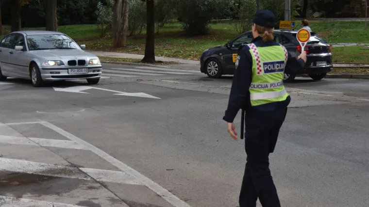 Pijani vozač bez vozačke bježao pred policijom, pa uspio udariti u službeno vozilo