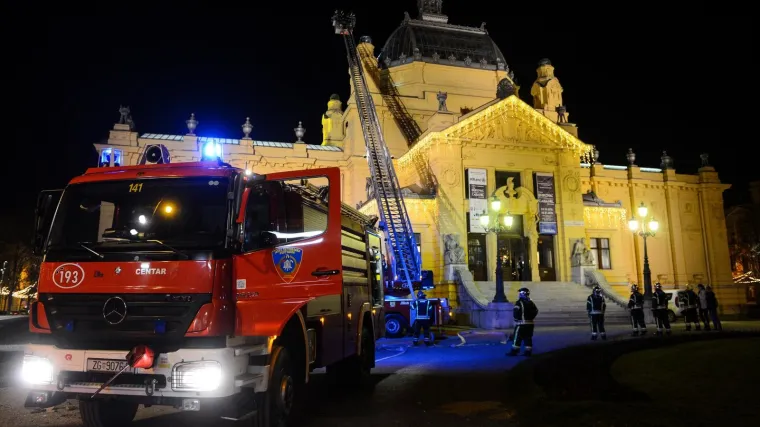Slavlje u Zagrebu: Hitna skupljala pijanu mladež, tučnjave po ulicama, dvoje ozlijeđenih u požaru