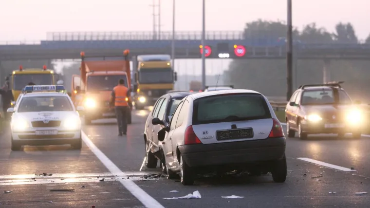 Pijan vozio cestom u suprotnom smjeru pa se zabio u taksi: Oba vozača u bolnici