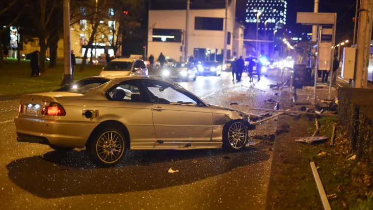 Te&scaron;ka nesreća u Zagrebu: BMW-om uletio u tramvajsku stanicu!