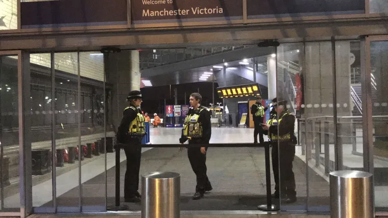 Nožem ranio troje ljudi na željezničkoj postaji: Napadač iz Manchestera ostaje u pritvoru