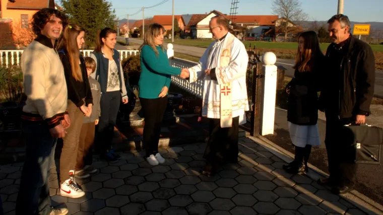 Blagoslov kuća: 'Nitko ne traži ni&scaron;ta. Sve je to po dobroj volji. Ja ih nagradim narančama i čokoladom'