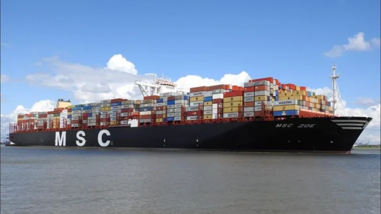 Brod zahvatila oluja: U more palo 270 kontejnera, četiri možda sadrže opasne tvari