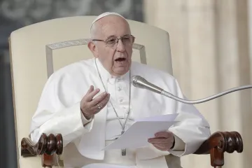 Papa Franjo kritizirao licemjerje vjernika pa poručio: 'Bolje je ne ići u Crkvu. Živi poput ateista'